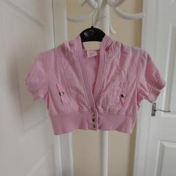 Blouse Vest Vintage“Angels”

 Pale Pink Colour

 Good Condition

Actual size: cm

Length: 27 cm

Length: 11 cm from armpit side

Shoulder width: 29 cm

Sleeves length: 11 cm

Volume hands: 26 cm

Breast volume: 67 cm – 68 cm

Volume waist: 60 cm – 62 cm

Age: 7/8 Years

Body: 100 % Cotton

Rib Trim: 97 % Cotton
 3 % Elastane

Made in India