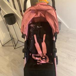 Silver cross stroller, dandelion edition. 
Good condition hardly used. Comes complete with rain cover and safety bar across the front(not shown in pictures) few slight marks on canopy where wheels have caught it being folded up. Other than that excellent condition.
Collection Bilston.