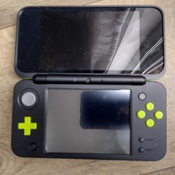 Nintendo 2ds XL.
black and green.
it has got a few scratches at the bottom but in good condition.
pre installed with mario kart 7.
the box is abit ripped as shown in picture.
rare as it has been discontinued.
cash and collection only.
please only contact me if you're willing to buy as I've already had some time wasters 🙄