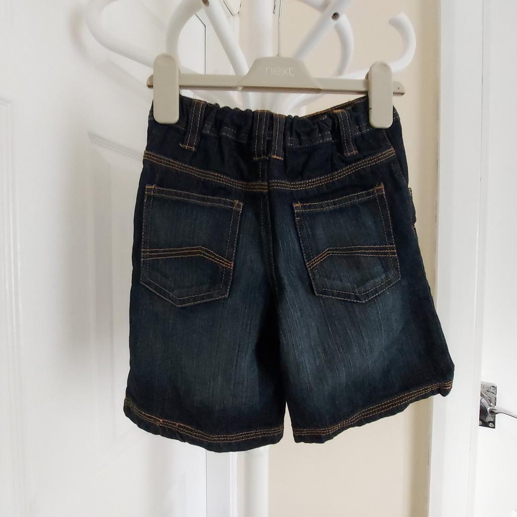 Shorts Denim “George”

 Navy Colour

Good Condition

Actual size: cm

Length: 35 cm measurements from waist

Length: 34 cm from waist side

Volume waist: 50 cm - 60 cm

Volume hips: 57 cm - 58 cm

Age: 1 ½ - 2 Years,Height: 86 - 92 cm

100 % Cotton

Made in Bangladesh