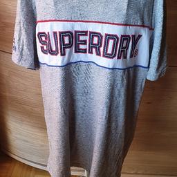 Tshirt in Größe XL und Farbe Grau von Firma Superdry. Länge 78 cm. Von Axel zur Axel 59 cm. 50%Baumwolle 50%Polyester. Versand 4Euro