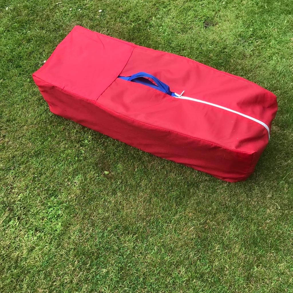 Packed with carry handle H 30 x M 30x L 80cm
Put together = 2 minutes
Lightly used only for visiting grand child