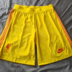 ORIGINAL NIKE 
LIVERPOOL FC YELLOW SHORTS 
UK SIZE M

NEW NEVER BEEN USED 

CAN POST