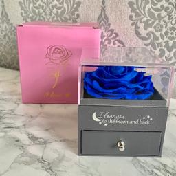 Brand new
Preserved eternal rose
Handmade rose with necklace
The perfect gift
Come in box, comes with a gift bag