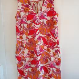 Lovely linen blend red /pink floral print dress. With tie fastening at the backneck. Side pockets.. New.
