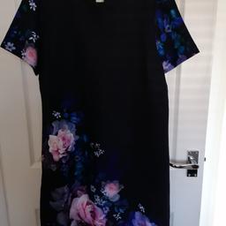 Great LIPSY NAVY floral shift dress.. Button keyhole fastening at the backneck..
