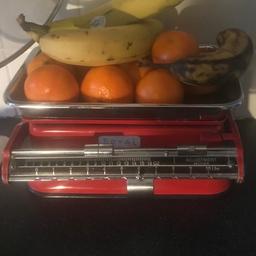 A pretty vintage weighing scales. I used it as a fruit dish. Includes the original pamphlet.