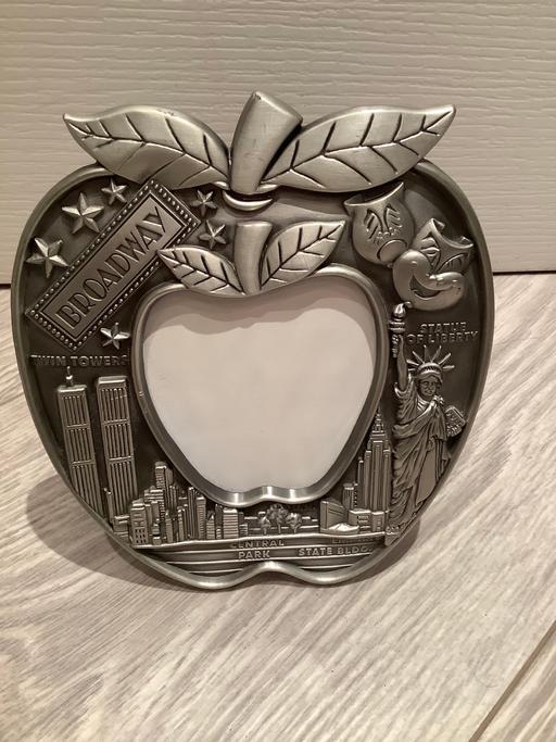 Buy & Sell Essex Basildon - Photos for New York metal picture frame