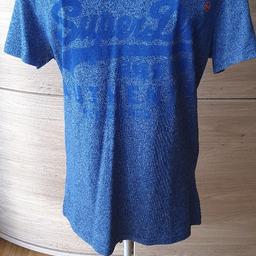 Tshirt in Größe M von Firma Superdry in Farbe Blau. Länge 69 cm. Von Axel zur Axel 50 cm. 55%Baumwolle und 45% Polyester. Versand 4Euro