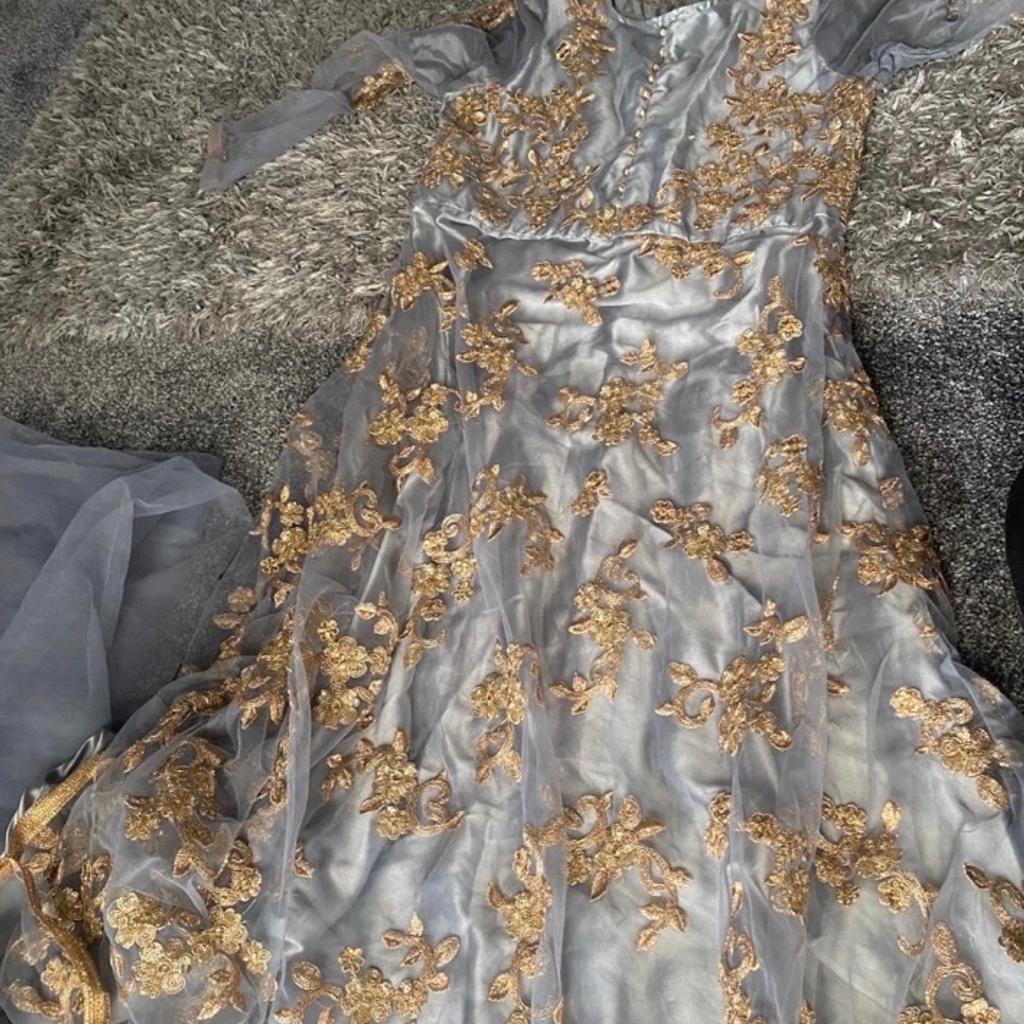stunning grey asian dress with gold detailing

comes with matching dupatta

please see right sleeve where there is a hole hence reduced price

collection Blackburn Bb1

welcome to try