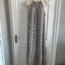 Ladies black white long dress size 10
Pet and smoke free home
Very good condition