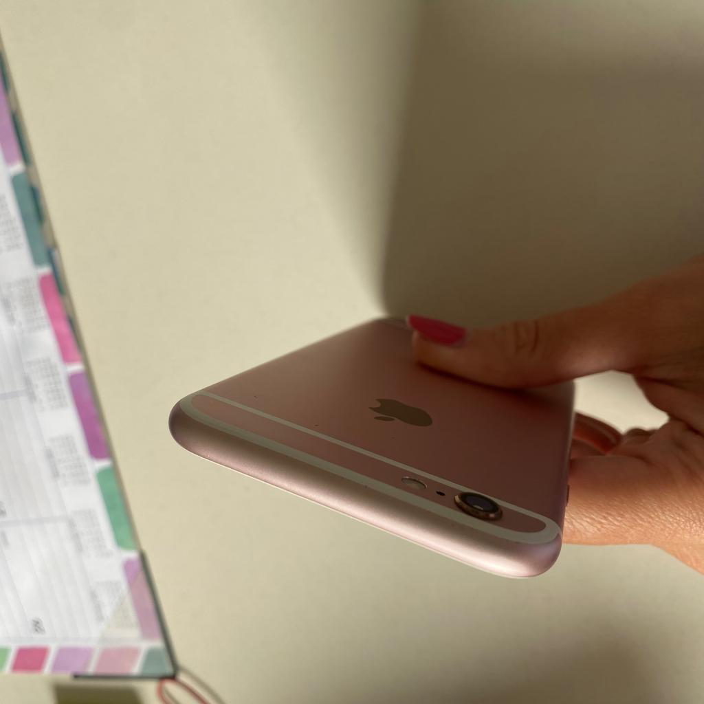 iPhone 6s rosegold, 16 GB, ohne Simlock

wurde nur als Diensthandy genutzt
Akku wurde einmal getauscht (Original Apple Akku) - Kapazität 93%
wurde immer mit Panzerglas und Hülle genutzt

Privatverkauf, daher keine Garantie, Gewährleistung oder Rücknahme.