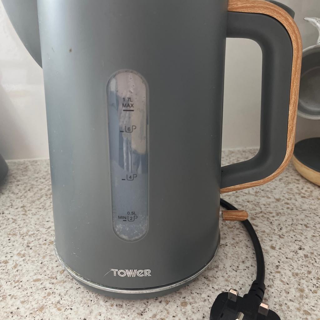 Fast boil grey and wood effect tower kettle in S60 Rotherham für £ 6,00