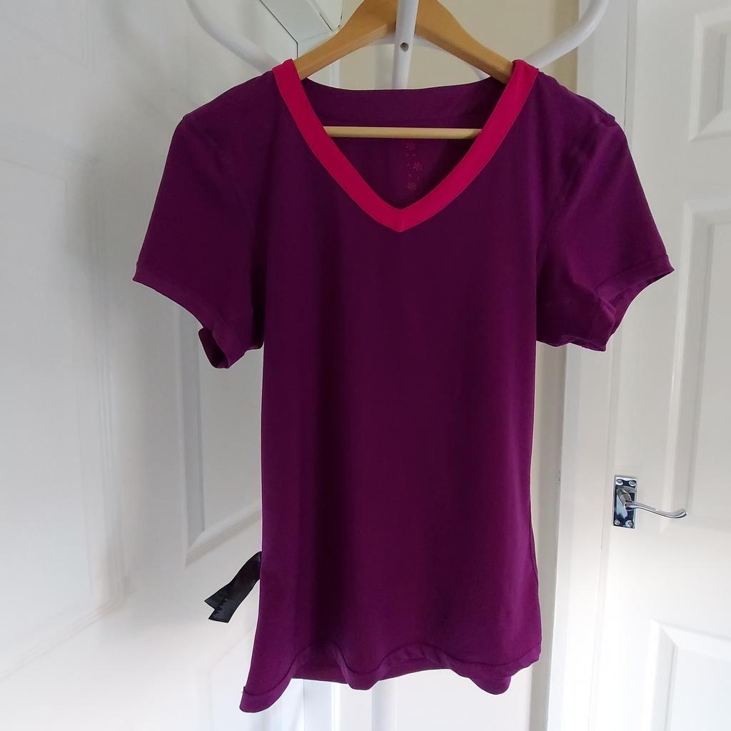T-Shirt „USA Pro“Pro-Dry Technology

 Base Layer

Purple Colour

 New With Tags

Actual size: cm

Length: 62 cm front

Length: 65 cm back

Length: 36 cm from armpit side

Shoulder width: 40 cm

Length sleeves: 16 cm

Volume hand: 42 cm

Volume bust: 80 cm – 90 cm

Volume waist: 75 cm – 90 cm

Volume hips: 80 cm – 90 cm

Size: 14 (L) (UK)

84 % Polyester
 16 % Elastane

Made in China

Retail Price £ 19.99