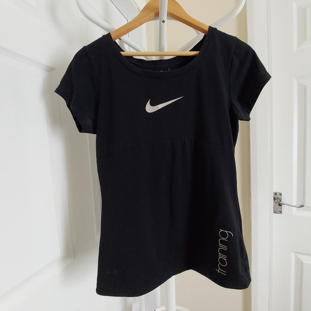 Blouse"Nike" Dri-Fit Training

Black White Colour

 Good Condition

Actual size: cm

Length: 63 cm from shoulders

Length: 43 cm from armpit side

Shoulder width: 37 cm

Sleeve length: 13 cm

Volume hands: 36 cm

Volume bust: 90 cm – 92 cm

Volume waist: 77 cm – 78 cm

Volume hips: 80 cm – 90 cm

Size: M,12/14 (UK) Euro M, 40/42, F 42/44

62 % Cotton
33 % Polyester
 5 % Elastane

Exclusive of Decoration

Made in Indonesia