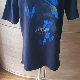 Tshirt in Größe S und Farbe Blau. Länge 69cm. Von Axel zum Axel 52 cm. 100%Baumwolle 
Versand 4Euro
