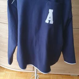 Sweatshirt in Größe M in Farbe Blau. Länge 76cm. Von Axel zur Axel 65cm. 100%Polyester. Versand 5€