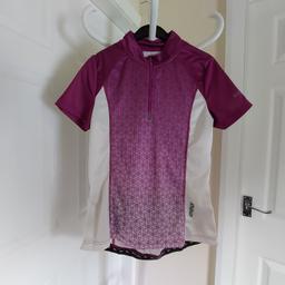 T-Shirt „Crivit“Cycle On

Purple White Mix Colour

 Good Condition

Actual size: cm

Length: 61 cm front

Length: 67 cm back

Length: 40 cm from armpit side

Shoulder width: 36 cm

Length sleeves: 17 cm

Volume hand: 37 cm

Volume bust: 90 cm – 92 cm

Volume waist: 85 cm – 90 cm

Volume hips: 85 cm – 90 cm

Size: M,14/16 (UK) Eur M,40/42

 90 % Polyester
 10 % Elastane

Made in China