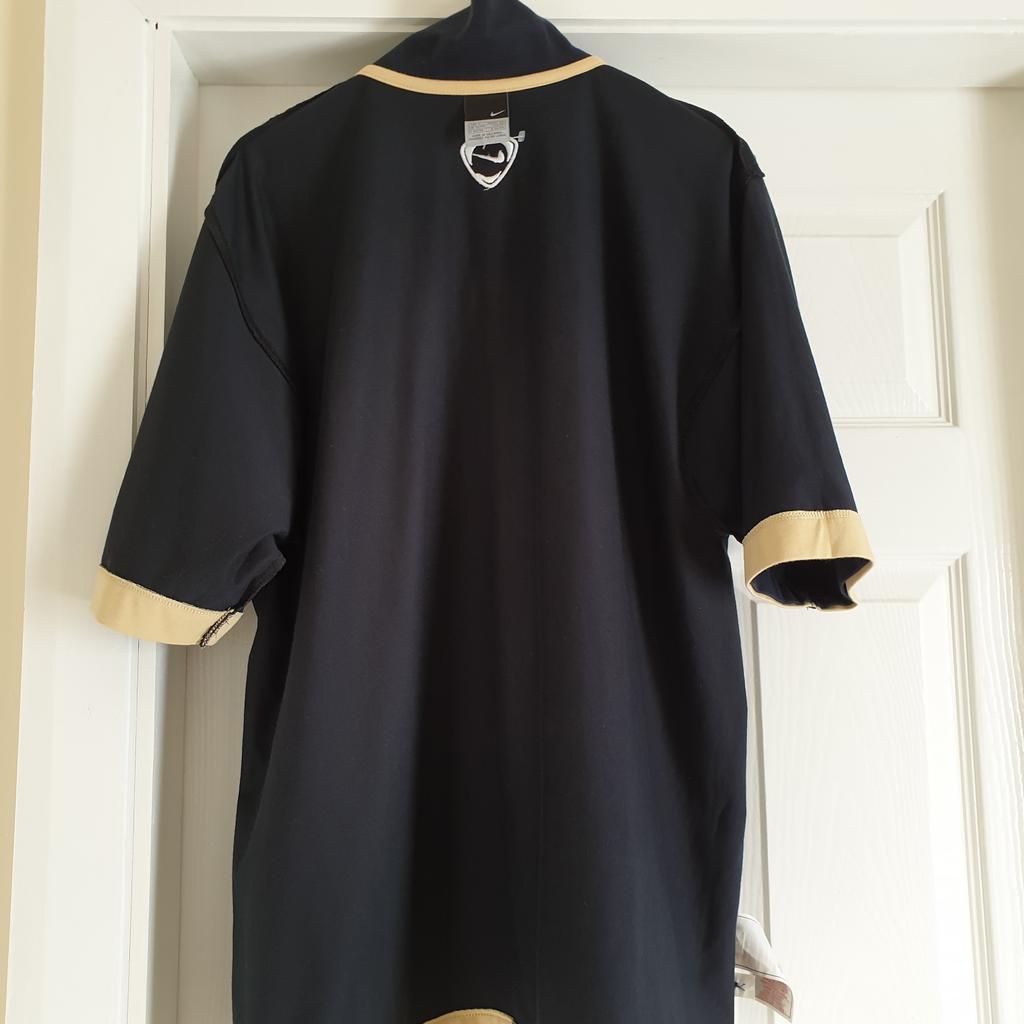 Shirt "Nike"

 Navy Colour

Good Condition

Actual size: cm and m

Length: 75 cm

Length: 42 cm from armpit side

Shoulder width: 43 cm

Length sleeves: 31 cm

Volume hands: 60 cm from neck

Breast volume: 1.06 m – 1.09 m

Volume waist: 1.08 m – 1.09 m

Volume hips: 1.08 m – 1.10 m

Size: 42/44 (UK) 152/156, Eur L ,Height 183

Body: 68 % Cotton
 32 % Polyester

Collar: 96 % Cotton
 4 % Elastane

Exclusive of Decoration

Made in Sri Lanka