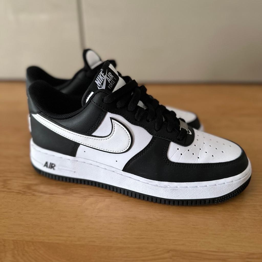 Verkaufe hier ein neuwertiges Paar Nike Air Force 1 07 Sneaker.
Farbe: Schwarz & Weiß
Größe: 42,5
Zustand: sehr gut & neuwertig, da wirklich selten getragen!
Abholung und Versand möglich. Versand zahlt Käufer.
Keine Garantie oder Rücknahme, da Privatverkauf. Bei Fragen, gerne schreiben.