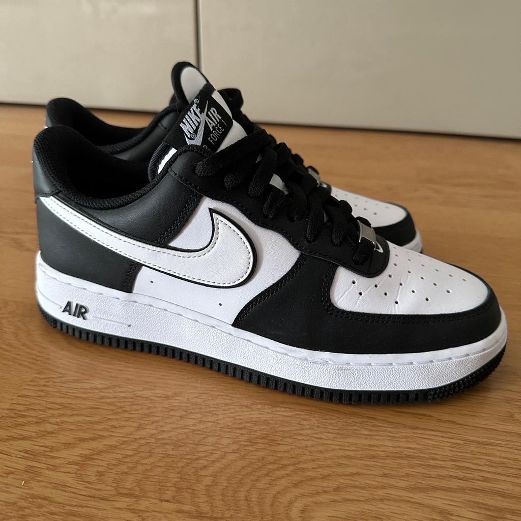 Verkaufe hier ein neuwertiges Paar Nike Air Force 1 07 Sneaker.
Farbe: Schwarz & Weiß
Größe: 42,5
Zustand: sehr gut & neuwertig, da wirklich selten getragen!
Abholung und Versand möglich. Versand zahlt Käufer.
Keine Garantie oder Rücknahme, da Privatverkauf. Bei Fragen, gerne schreiben.