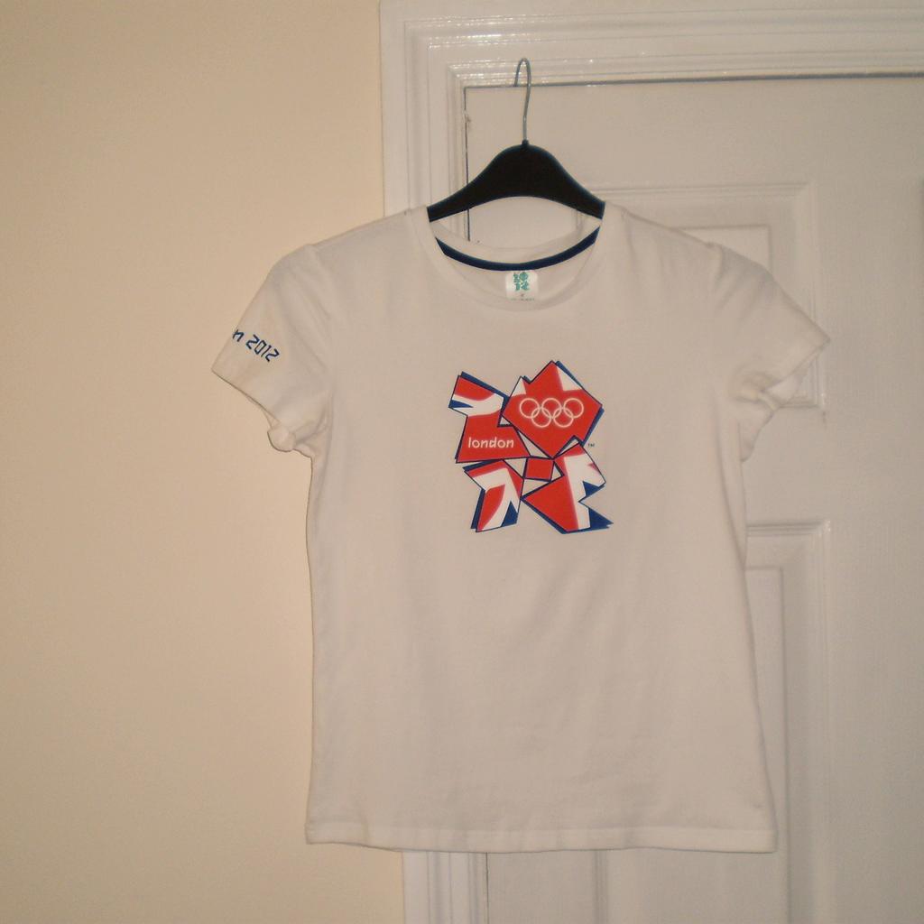 T-Shirts Official Product of London 2012

White Mix Colour

Good Condition

Manufactured Under Licence by Adidas

Actual size: cm

Length: 58 cm

Length: 38 cm from armpit side

Shoulder width: 38 cm

Length sleeves: 14 cm

Volume hands: 33 cm

Volume bust: 87 cm – 98 cm

Volume waist: 79 cm – 92 cm

Volume hips: 81 cm – 95 cm

Size: 12 (UK)

95 % Cotton
 5 % Elastane

Made in Turkey