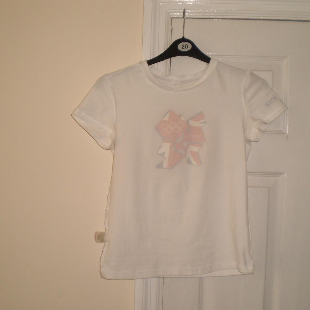 T-Shirts Official Product of London 2012

White Mix Colour

Good Condition

Manufactured Under Licence by Adidas

Actual size: cm

Length: 58 cm

Length: 38 cm from armpit side

Shoulder width: 38 cm

Length sleeves: 14 cm

Volume hands: 33 cm

Volume bust: 87 cm – 98 cm

Volume waist: 79 cm – 92 cm

Volume hips: 81 cm – 95 cm

Size: 12 (UK)

95 % Cotton
 5 % Elastane

Made in Turkey