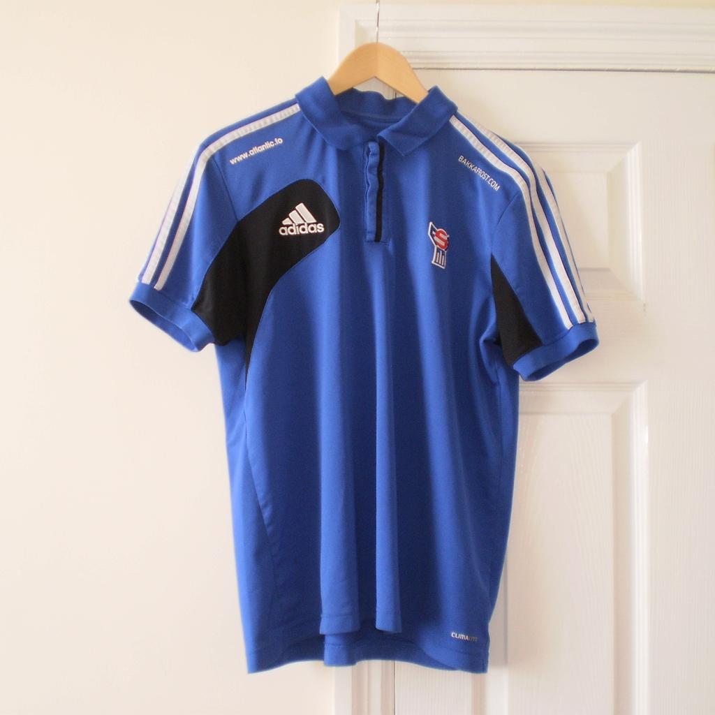 Shirts "Adidas"Clima Lite

 Dark Blue Mix Colour

 Good Condition

Actual size: cm and m

Length: 67 cm front

Length: 69 cm back

Length: 45 cm from armpit side

Shoulder width: 43 cm

Length sleeves: 22 cm

Volume hands: 45 cm

Volume bust: 1.08 m – 1.20 m

Volume waist: 1.07 m – 1.20 m

Volume hips: 1.08 m – 1.24 m

Size: 42/44 (UK) Eur 186

Shell: 100 % Polyester

Made in Vietnam