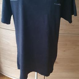 Tshirt in Größe S in Farbe Schwarz Weiß. Länge 72cm. Von Axel zur Axel 53cm. 100%Baumwolle. Versand 3%