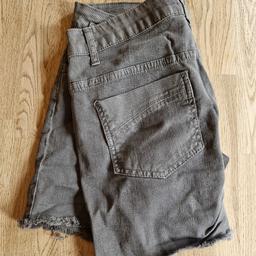 Coole graue Jeanshorts von Zara TRF
Länge vom Bund aus gemessen: 34cm
Größe 42
Weicher Stoff