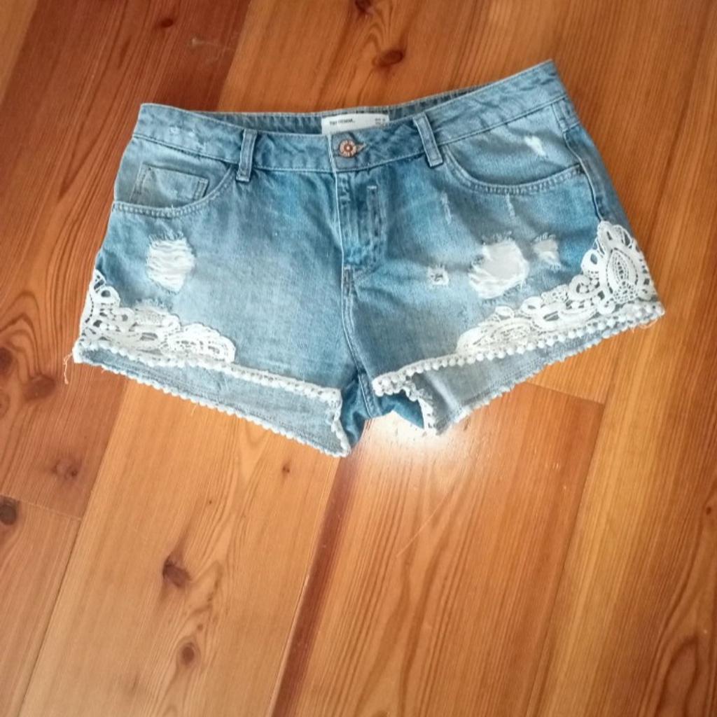 Kurze Ripped Jeans Hose mit Spitze von Zara Gr.38
Bundweite 39 cm
Länge vorne 24 cm
Länge hinten 27 cm