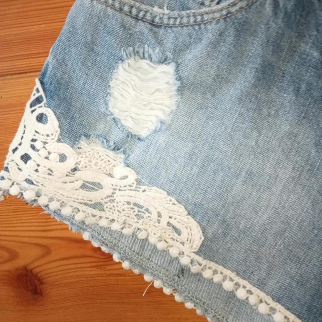 Kurze Ripped Jeans Hose mit Spitze von Zara Gr.38
Bundweite 39 cm
Länge vorne 24 cm
Länge hinten 27 cm