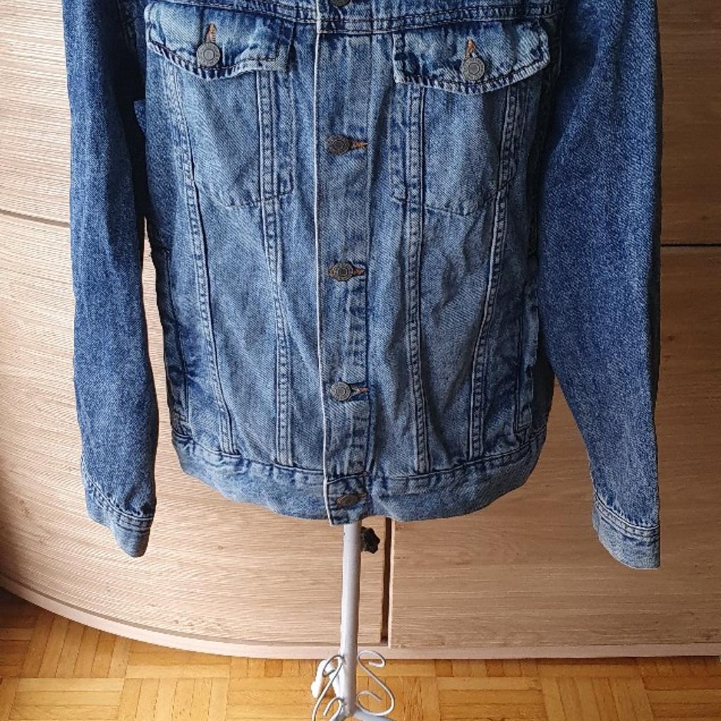 Jeans Jacke in Größe M und Farbe Blau von Firma H&M. Länge 66cm. Von Axel zur Axel 56cm.100%Baumwolle Versand 5€