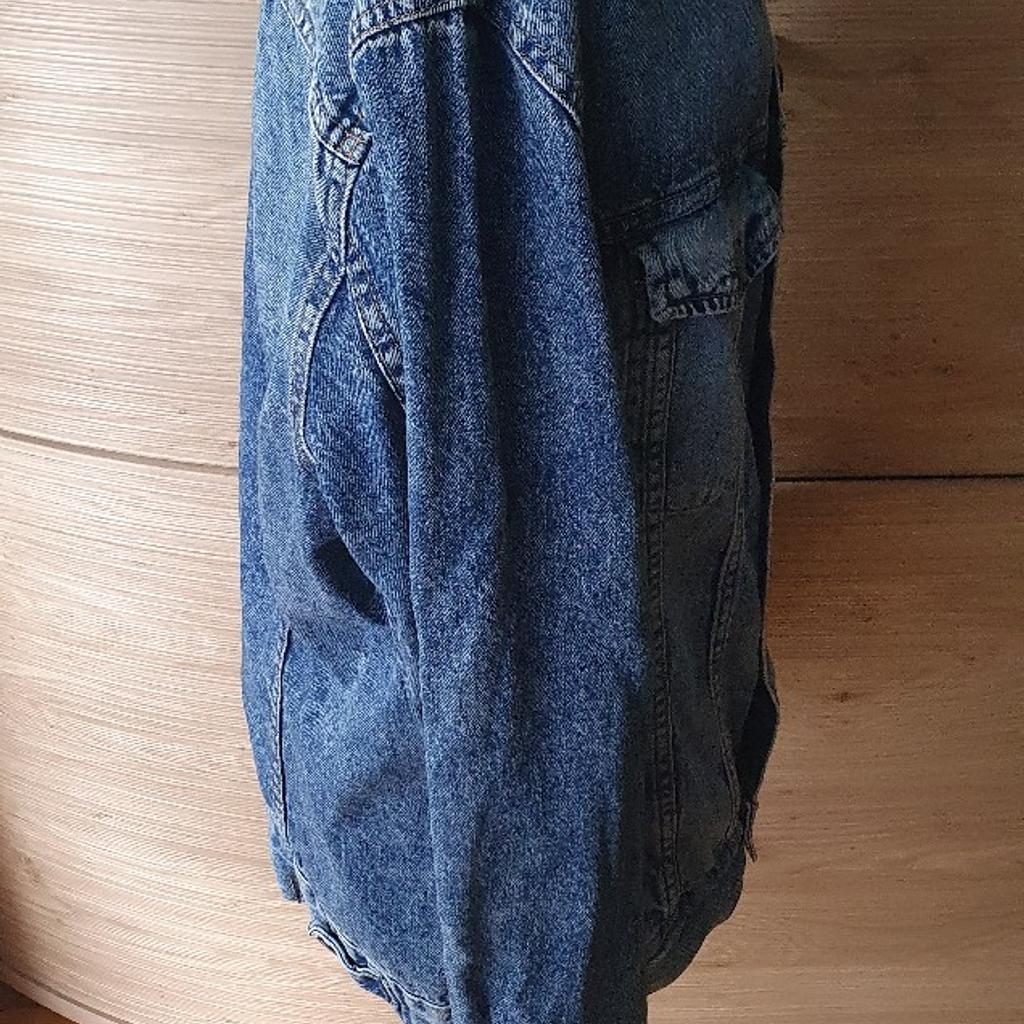 Jeans Jacke in Größe M und Farbe Blau von Firma H&M. Länge 66cm. Von Axel zur Axel 56cm.100%Baumwolle Versand 5€