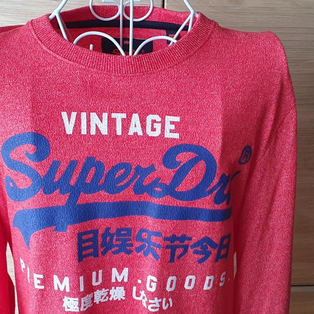 Tshirt mit langen Ärmeln in Größe M von Firma Superdry in Farbe Rot. Länger 72 cm. Von Axel zur Axel 52 cm. 55%Baumwolle und 45%Polyester. Versand 4Euro