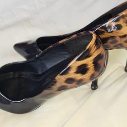 Ladies Leopard Print and black patent wide fit mid Heeled shoes. Excellent condition. See photos for condition size flaws materials etc. I can offer try before you buy option if you are local but if viewing on an auction site viewing STRICTLY prior to end of auction.  If you bid and win it's yours. Cash on collection or post at extra cost which is £4.55 Royal Mail 2nd class. I can offer free local delivery within five miles of my postcode which is LS104NF. Listed on five other sites so it may end abruptly. Don't be disappointed. Any questions please ask and I will answer asap.
Please check out my other items. I have hundreds of items for sale including bikes, men's, womens, and children's clothes. Trainers of all brands. Boots of all brands. Sandals of all brands. 
There are over 50 bikes available and I sell on multiple sites so search bikes in Middleton west Yorkshire.