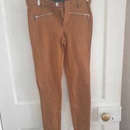 Zara Womens 3/4 Skinny Trousers, size small. Mustard yellow with silver details. Zips on ankles.
Excellent condition, Brand New Never Worn!! 

Safe collection available or delivery can be arranged for a small charge
Shipped within 24hrs if using Royal Mail or Yodel.