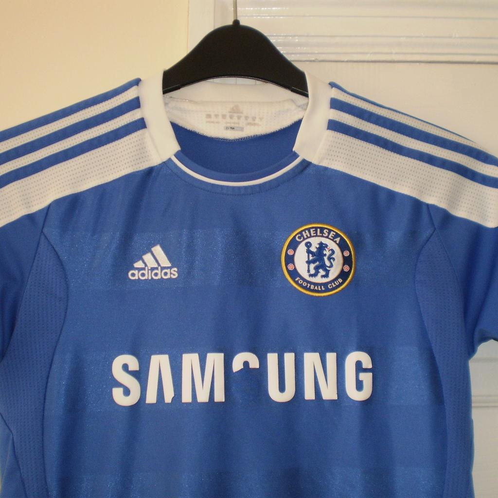 T-Shirts "Adidas"

Chelsea Football Club

 Clima Cool

 Blue Colour

Good Condition

Actual size: cm

Length: 56 cm front

Length: 60 cm back

Length: 37 cm from armpit side

Sleeve length: 32 cm from neck

Volume hands: 50 cm from neck

Volume bust: 85 cm – 91 cm

Volume waist: 83 cm – 90 cm

Volume hips: 81 cm – 90 cm

Size: 11-12 Years (UK) Eur 152 cm

100 % Polyester

Made in China