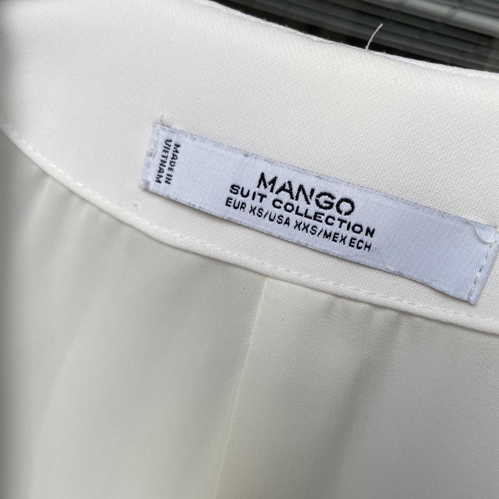 •• KEIN TAUSCH ••

- weißer Blazer von Mango mit leichten Schulterpolstern und Wasserfallschnitt
- keine Mängel, da so gut wie nie getragen
- Größe xs
- fällt leicht und locker
- zzgl. Versand 1.95€ als Warensendung

Bei Fragen melden :-)