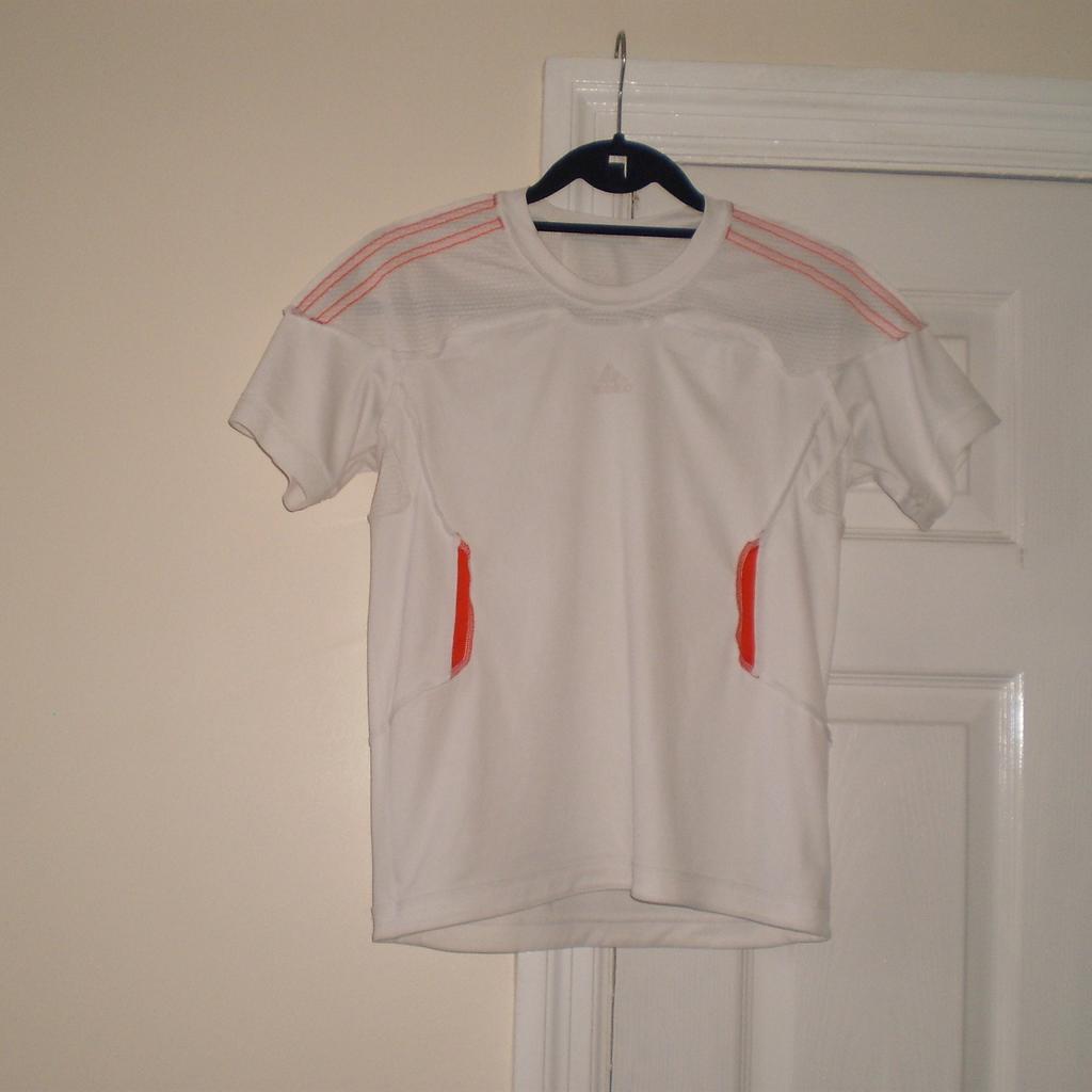 T-Shirts "Adidas"Clima Cool

White Colour

Good Condition

Actual size: cm and m

Length: 55 cm front

Length: 58 cm back

Length: 37 cm from armpit side

Sleeve length: 31 cm from neck

Volume hands: 48 cm from neck

Volume bust: 85 cm – 1.00 m

Volume waist: 83 cm – 1.02 m

Volume hips: 84 cm – 1.02 m

Size: 11-12 Years (UK) Eur 152 cm

100 % Polyester

Made in Cambodia