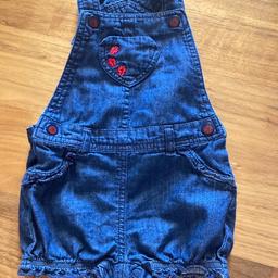 Kurze Jeans-Latzhose in Größe 62 mit niedlichen Marienkäferdetails (Stickerei und Knöpfe) von Babyclub