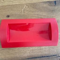 Der rote Stiftehalter von Arlac wurde in der Schweiz hergestellt und ist in einem sehr guten Zustand.

Maße des Stiftehalters: 24,5 cm x 13 cm x 3,5 cm 

Der Stiftehalter stammt aus einem Nichtraucher und tierfreiem Haushalt.

Versand und Abholung sind möglich. Versandkosten betragen 2,20 EUR.

Beim Kauf von mehreren Artikeln ist ein Paketpreis möglich.