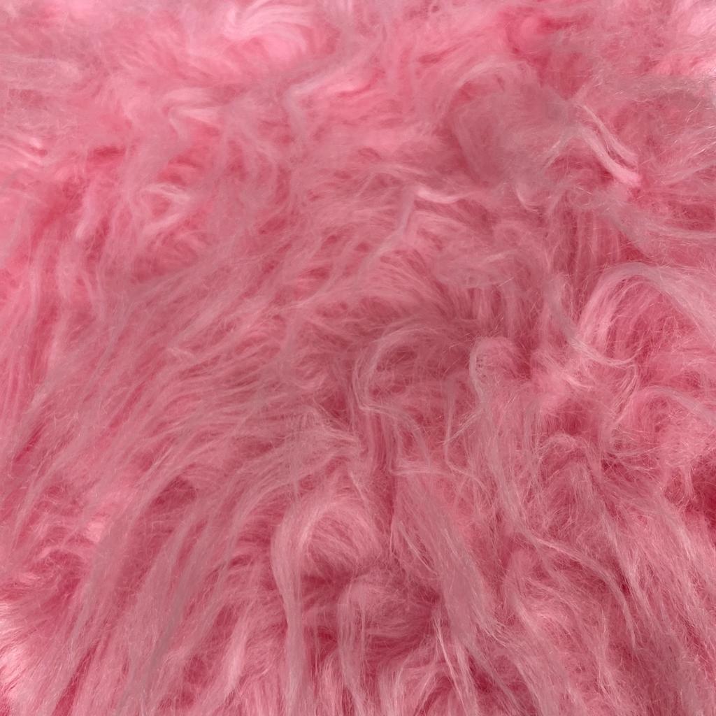 Beautiful pink colour rug for bedroom. Little girls dream wants Barbie pink rug for room
Size wide 42" Nd drop 60"
Collection or can post it. Buyer pays for postage
Comes from smoke and pet free home.