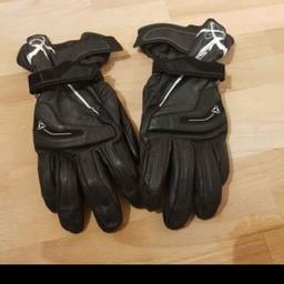 MACNA Motorrad Handschuhe

Größe M (women)
Können gerne anprobiert werden

Sehr schöne und bequeme Handschuhe in schwarz/weiß
Sehr guter Zustand/neuwertig!

Material - Leder

Die Handschuhe wurden nur für 10 Fahrstunden verwendet!
