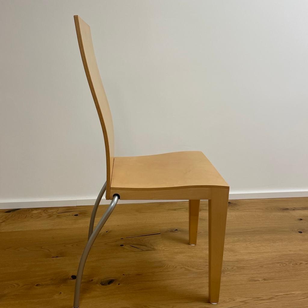 Es wären 4 Esstisch Stühle zu verkaufen pro Stück 30€ FIXPREIS
Aus Holz hinter Füße aus Metall
Sitzhöhe 45 cm
Mit minimalen Gebrauchsspuren
Sehr massiv ausgeführt gute Qualität
Wegen Umstellung günstig zu abgegeben gekauft beim FÖGER Wohnhaus
Selbstabholung
