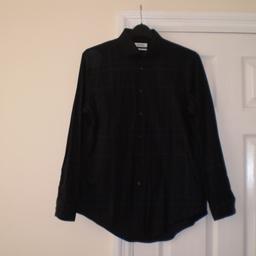 Shirt "Calvin Klein"

 Slim Fit Men

Black Navy Colour

Good Condition

Actual size: cm and m

Length: 73 cm – 79 cm

Length: 39 cm from armpit side

Shoulder width: 44 cm

Sleeves length: 63 cm

Volume hand: 48 cm

Volume breast: 1.03 m – 1.07 m

Volume waist: 1.01 m – 1.03 m

Volume hips: 1.03 m – 1.05 m

Size: 15 ½ , 32/33 ( UK )

100 % Cotton

Made in Bangladesh