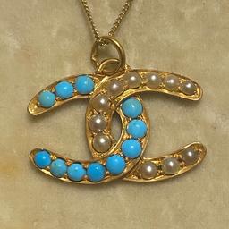 Vintage Chanel 18ct turquoise and pearls solid gold pendant necklace .I
Chain hallmarked 18ct ( modern chain)
The pendant tested xrf 18ct
Comes in an antique box but not its original one.
Open for offers