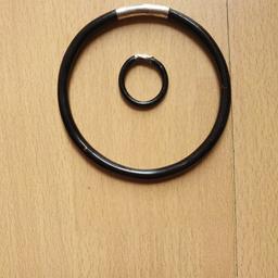 Set bestehend aus Armreif Durchmesser: 7,5 cm; Ring: 2 cm, Material: Onyx mit Silber, Preis VB, Versand: Euro 1,60; Selbstabholung auch möglich