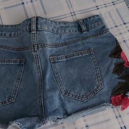 Verkauf eine neue kurze Jeans mit Muster 
Größe small 
In einem guten Zustand