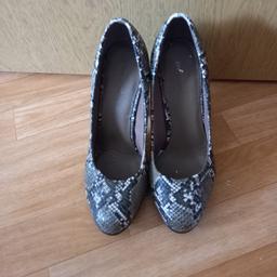 verkaufe schicke Schuhe von Graceland in schlangenoptik
gr. 37
Absatz 9,5 cm
sehr wenig getragen
sehr gut erhalten
